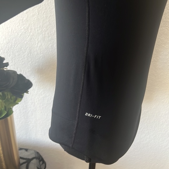 *SOLD* Nike Pro Girls Black & Pink Hoodie - Picture 6 of 14